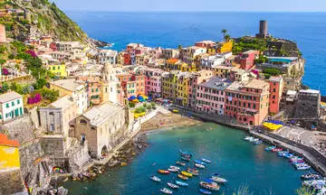 La primera parada del recorrido será el pintoresco y colorido pueblo de Manarola.