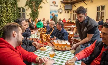El camarero sirve la cerveza artesanal en las mesas del Malt House.