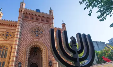 El Templo Coral, con detalle típico judío en la entrada, es uno de los monumentos que veremos en este tour por el barrio judío de Bucarest.