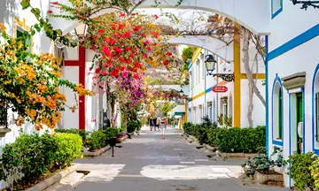 Calles coloridas en Puerto de Mogán, una localidad encantadora del sur de Gran Canaria.