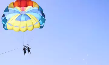 Pareja practica parasailing en una de las playas del sur de Gran Canaria.