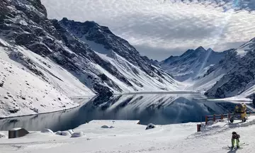 Descubre el centro de esquí Portillo y la Laguna del Inca con esta excursión desde Santiago de Chile.