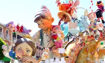 Ninots valencianos, protagonistas en este tour de las Fallas en Valencia.