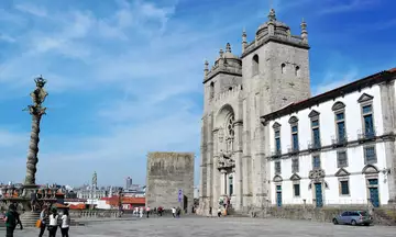 Catedral de Oporto con el Palacio Episcopal contiguo, en la zona de las murallas fernandinas.