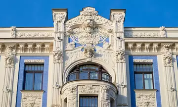 Fachada con estilo art nouveau en la calle Alberta de Riga, considerada Patrimonio de la Humanidad por la Unesco.