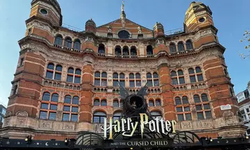 Descubre los escenarios de la saga y aquellos puntos en los que se han celebrado los estrenos de las pelis con este free tour de Harry Potter en Londres.