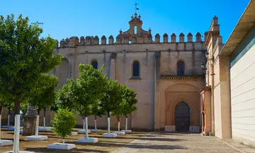 Vista del Monasterio de San Isidoro del Campo, un impresionante ejemplo de arquitectura medieval en la provincia de Sevilla