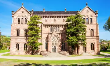 El Palacio de Sobrellano, joya neogótica de Comillas, se alza majestuoso entre historia y paisaje.