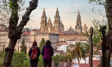 Dos mujeres contemplan la catedral de Santiago desde el parque de la Alameda