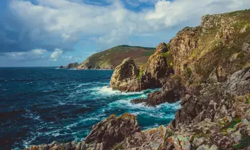 Desde Finisterre, el fin del mundo se dibuja entre el mar bravo y las rocas milenarias.