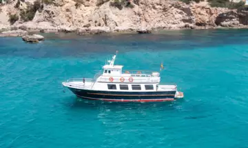 Barco de actividades en las cristalinas aguas de Palma de Mallorca