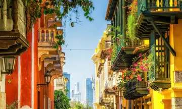 Preciosa calle típica de Cartagena de Indias, Colombia