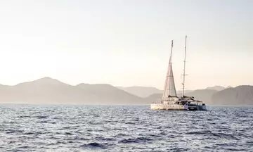 Catamarán navegando por las aguas de Formentera, Islas Baleares
