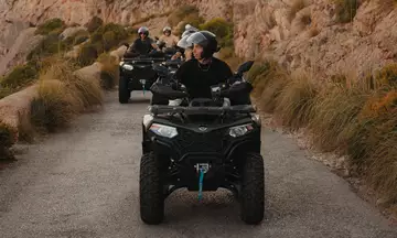 Un grupo sale en quad a recorrer la bahía de Pollenca.