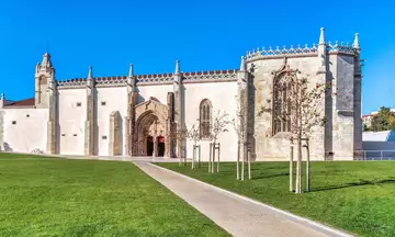 Convento de Jesús en un día soleado en Setúbal, Portugal