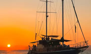 Barco al atardecer. La costa se apaga, el cielo se enciende. Así se despide el día en la Riviera.