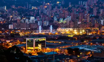 Vista panorámica nocturna de la ciudad de Medellín, Colombia