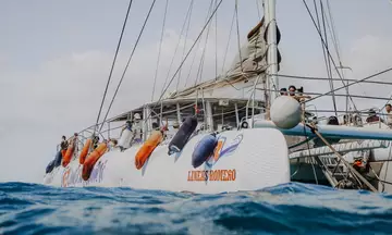 El barco Ocean por las aguas de Lanzarote