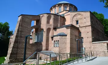La iglesia de San Salvador de Chora destaca por sus mosaicos y frescos bizantinos que narran siglos de historia.