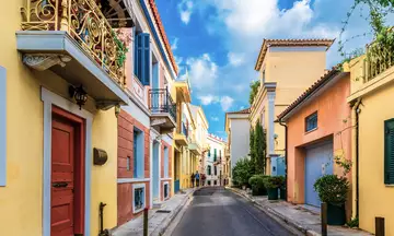 Calles empedradas y coloridas del barrio de Plaka, corazón histórico de Atenas.