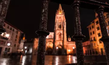 Vista de la catedral de Oviedo iluminada en la noche