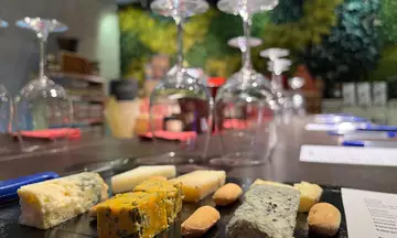 Todo listo con las copas y el queso para la cata de quesos.