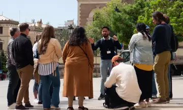 Guía cuenta las historias de la zona a todos los visitantes