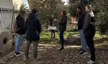Explicación del guía a un grupo en la Hacienda La Laguna.