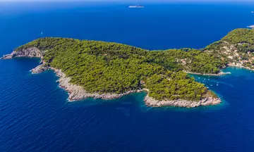 Vista aérea de la isla de Kolocep, a la que se accede en ferry desde Dubrovnik.