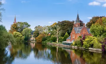 El Lago del Amor es un rincón sereno donde el agua refleja la historia y el romanticismo de la ciudad.