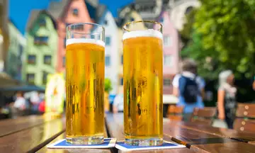Dos cervezas con la ciudad de Colonia de fondo.