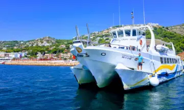 Catamarán que te llevará por un recorrido acuático por Jávea.