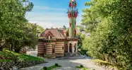 El Palacio de Gaudí en Comillas, construido entre 1883 y 1885, es una joya arquitectónica que combina el estilo modernista con elementos orientales y naturales.