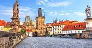 El icónico Puente de Carlos, uno de los más visitados de Praga.
