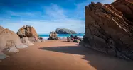 Playa de Arnía en un día soleado en Costa Quebrada, Cantabria
