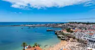 Precioso día soleado en la bahía de Cascais, Portugal