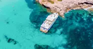 Barco que te llevará por las calas del sur de Menorca.