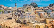 Vista de la ciudad de Corfú en un día soleado, Grecia