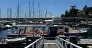 El barco con visión submarina te da la bienvenida a un mundo oculto bajo las olas.