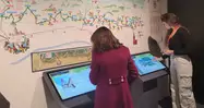 Mapas y pantallas de las salas y todo lo que se encuentra visible dentro del museo.