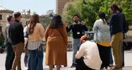 Guía cuenta las historias de la zona a todos los visitantes