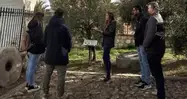 Explicación del guía a un grupo en la Hacienda La Laguna.