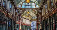 Interior del Leadenhall Market en Londres, una de las localizaciones que inspiraron el Callejón Diagon en la saga de Harry Potter.