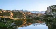 Preciosa panorámica de los Lagos de Covadonga en los Picos de Europa, Asturias