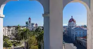 Preciosas vistas de un día soleado en la plaza de José Martí, Cienfuegos
