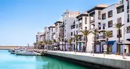 El puerto deportivo de Agadir combina yates, terrazas y un paseo moderno junto al mar.