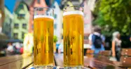 Dos cervezas con la ciudad de Colonia de fondo.