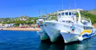 Catamarán que te llevará por un recorrido acuático por Jávea.