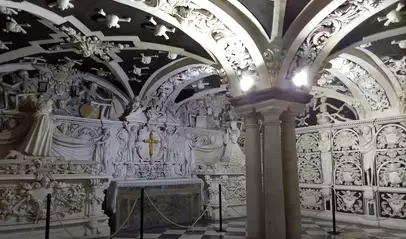 Panteón de los Condes de Buenavista, una sala con elementos tétricos como esqueletos.