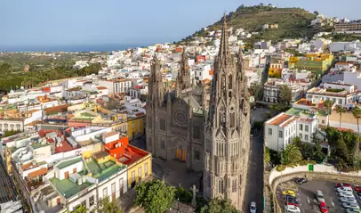 Arucas, con la basílica neogótico que data del siglo XV.